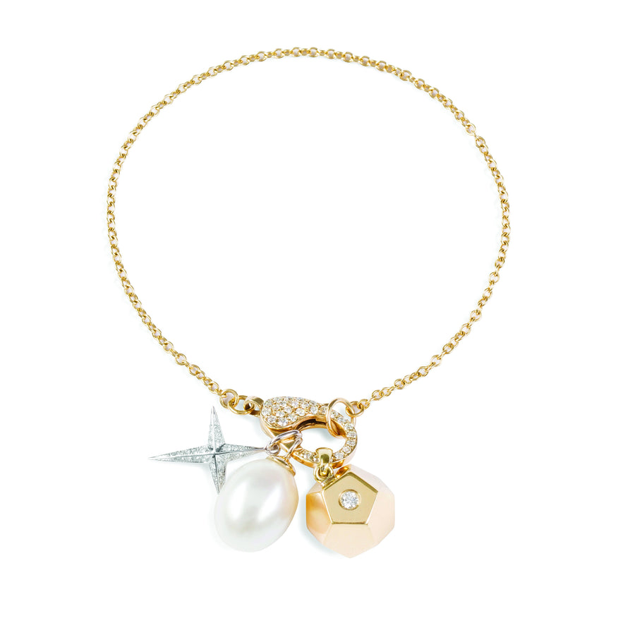 Ensemble of 18 CT charms on clasp bracelet